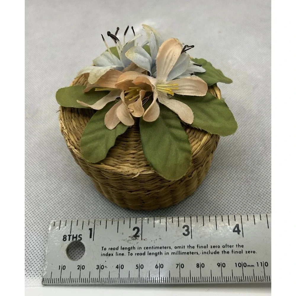 Vintage Mini Wicker Storage Box with Lid Flower Top Primitive Trinkets Jewelry‎